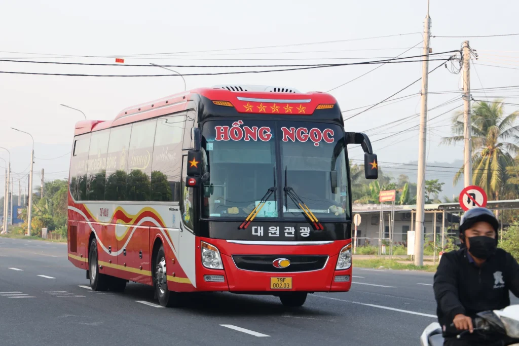 Xe khách chạy trên Quốc lộ 1 đi qua địa bàn tỉnh.