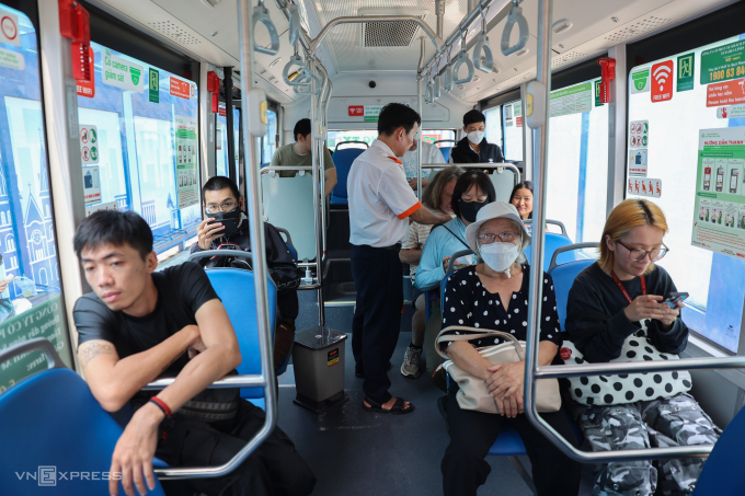 
Hành khách đi xe buýt điện ở TP HCM, tháng 4/2026. Ảnh: Quỳnh Trần
