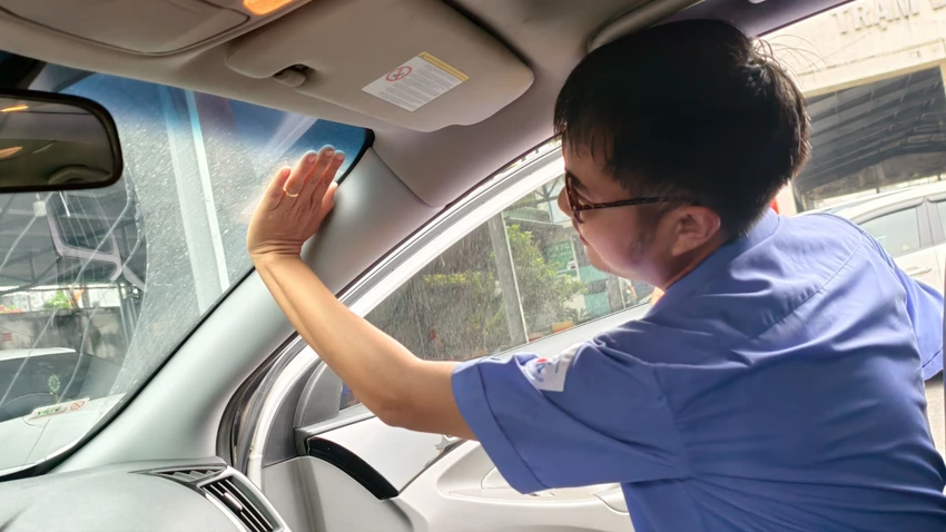 Bỏ dán tem kiểm định trên kính lái xe ô tô từ 1-1-2027. Ảnh- TN