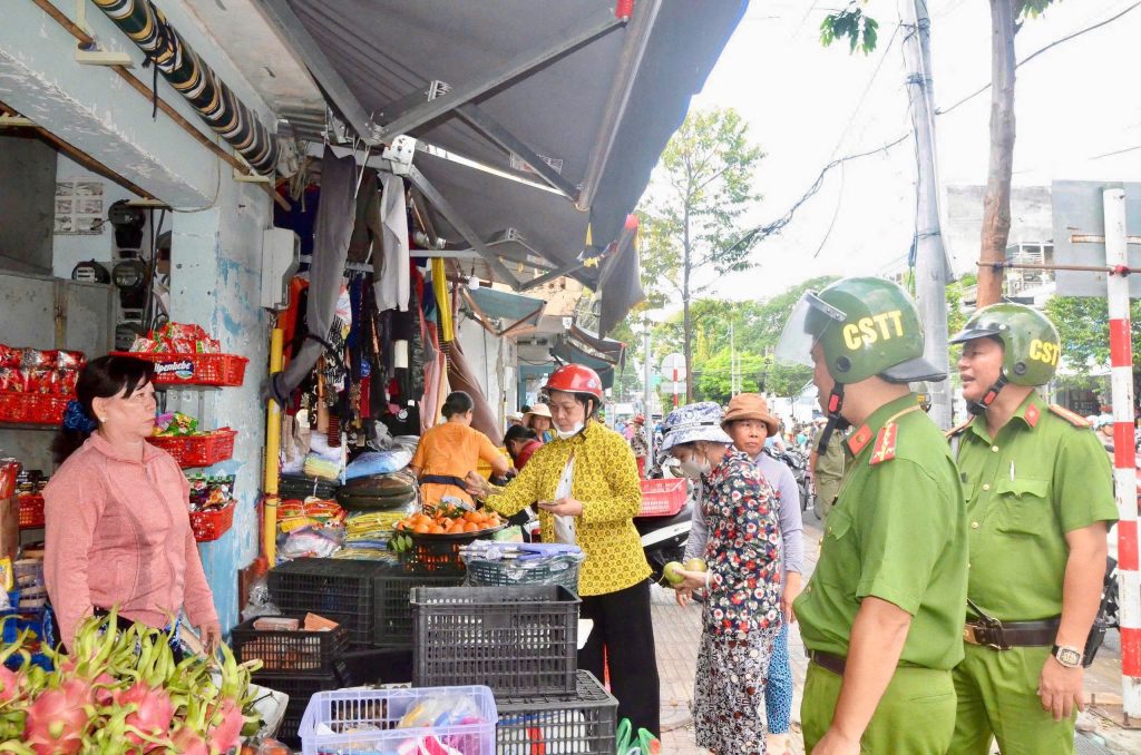 Công an phường Vũng Tàu, TP HCM ra quân bảo đảm trật tự đô thị khu vực chợ Bến Đình