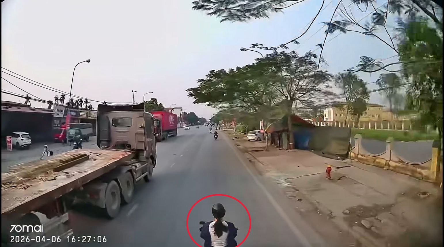 Hình ảnh chị Linh lái xe máy trước khi bị xe container tông trúng. (Ảnh cắt từ clip)