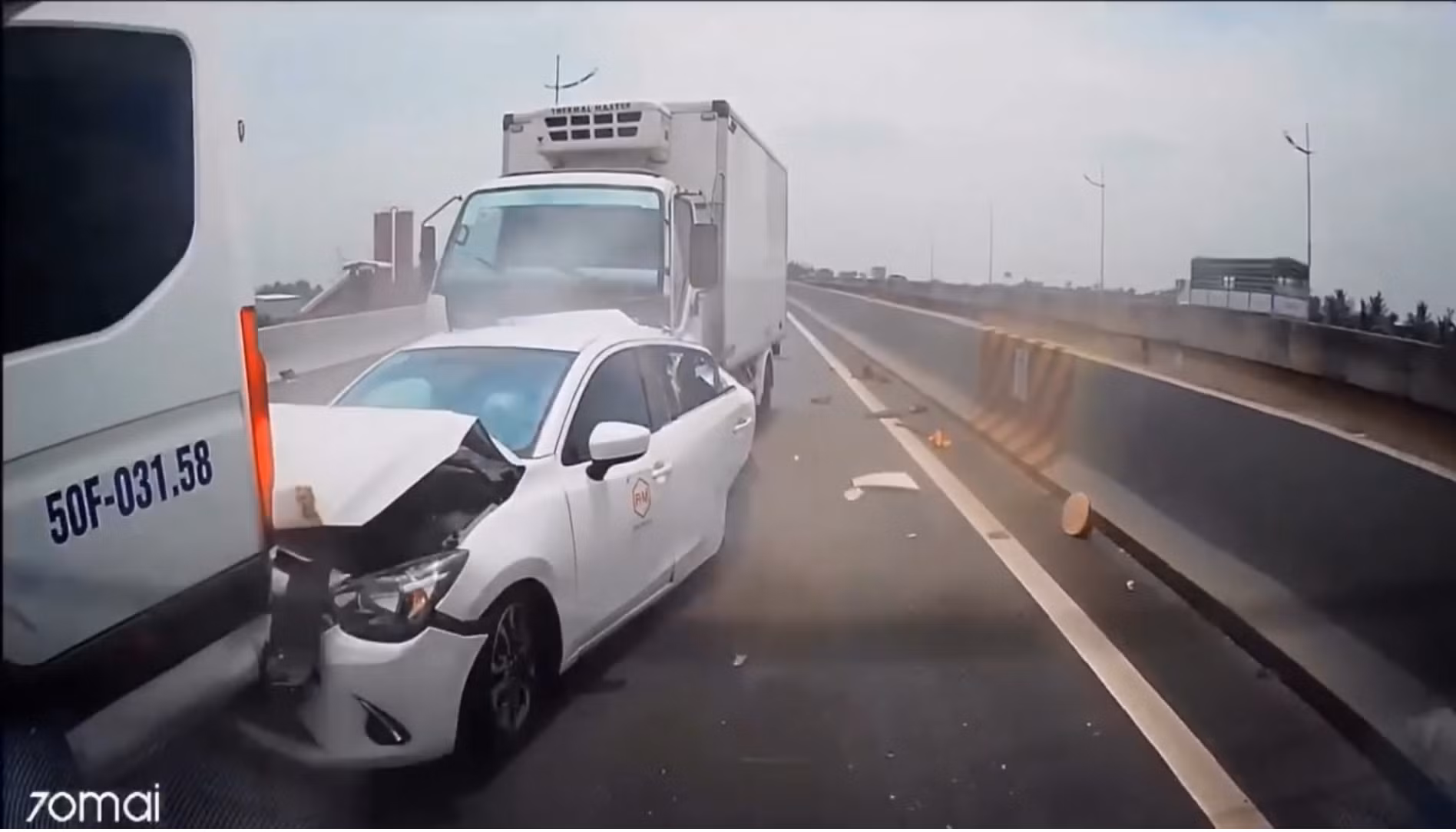 Hình ảnh vụ tai nạn liên hoàn trên cao tốc Trung Lương ngày 3/4.