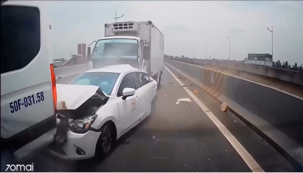 Hình ảnh vụ tai nạn liên hoàn trên cao tốc Trung Lương ngày 3:4.