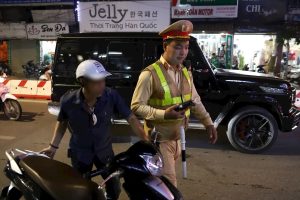 Lực lượng chức năng xử lý vi phạm nồng độ cồn tối ngày 3-4