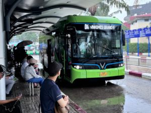 Xe buýt vẫn là phương tiện công cộng quen thuộc với nhiều học sinh, sinh viên và người lao động