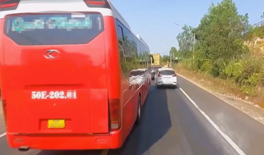 Xe khách vượt ẩu trên QL14 nguy cơ mất ATGT
