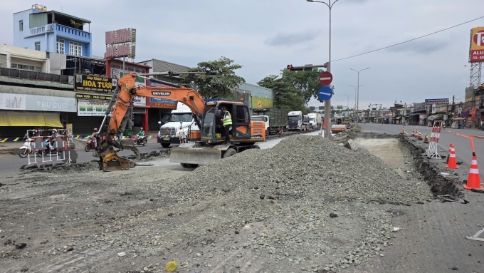 
Đơn vị thi công đào đường sửa chữa đoạn qua nút giao Nam Cao. Ảnh: Phước Tuấn

