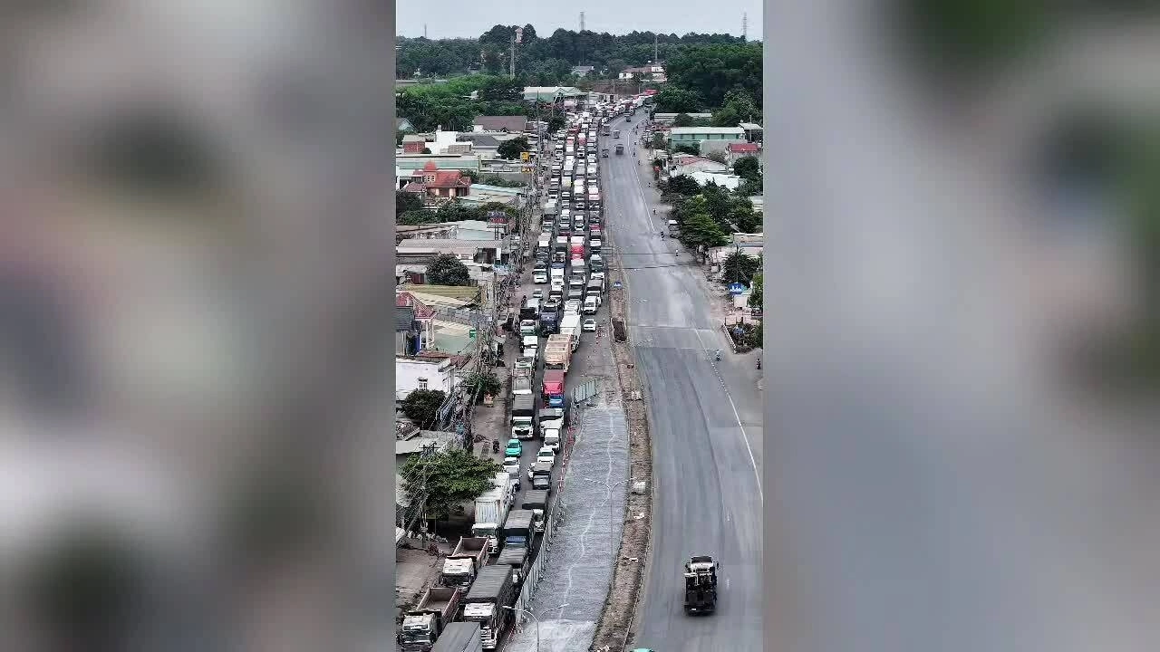 
Dòng xe nối đuôi kéo dài trên đoạn đường bị rào chắn để sửa chữa. Video: Phước Tuấn

