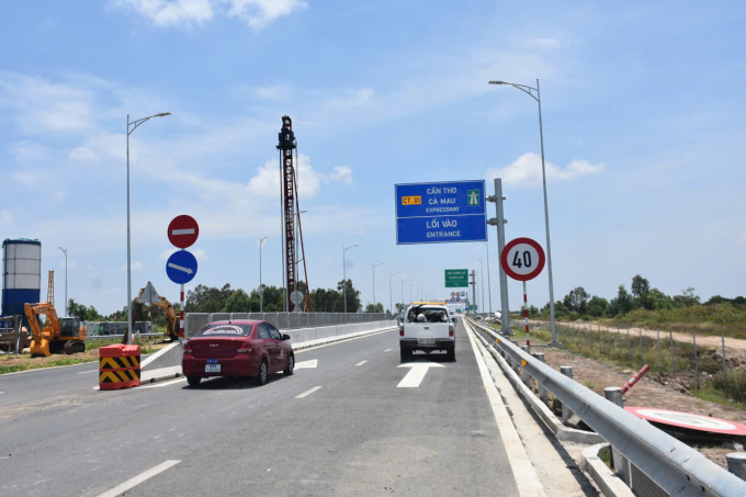 
Xe chạy trên cao tốc Hậu Giang - Cà Mau trưa 29/4. Ảnh: Chúc Ly

