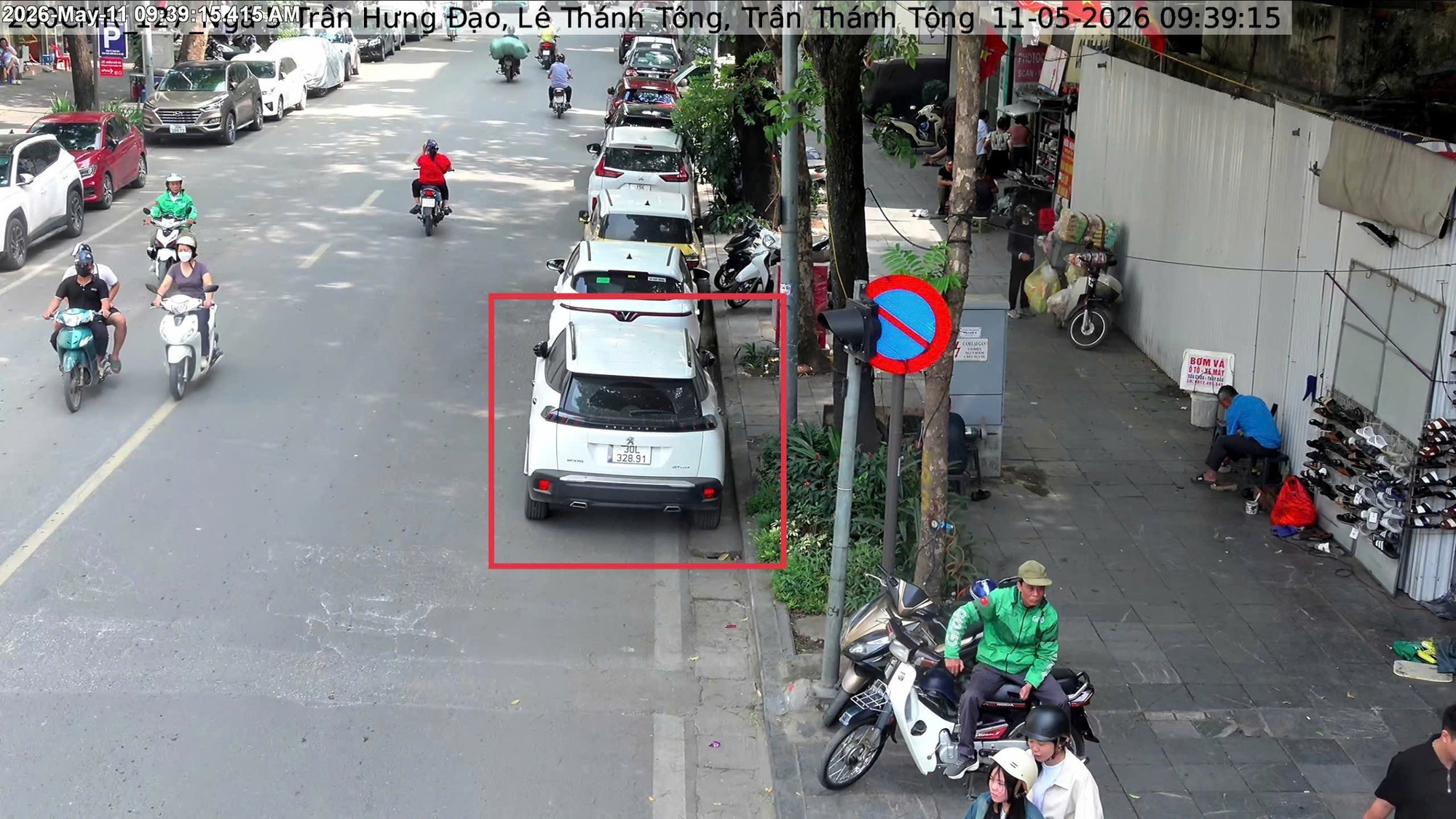 Tại 31 Lê Thánh Tông, phường Cửa Nam - Đỗ xe ô tô tại nơi có biển "Cấm đỗ xe"