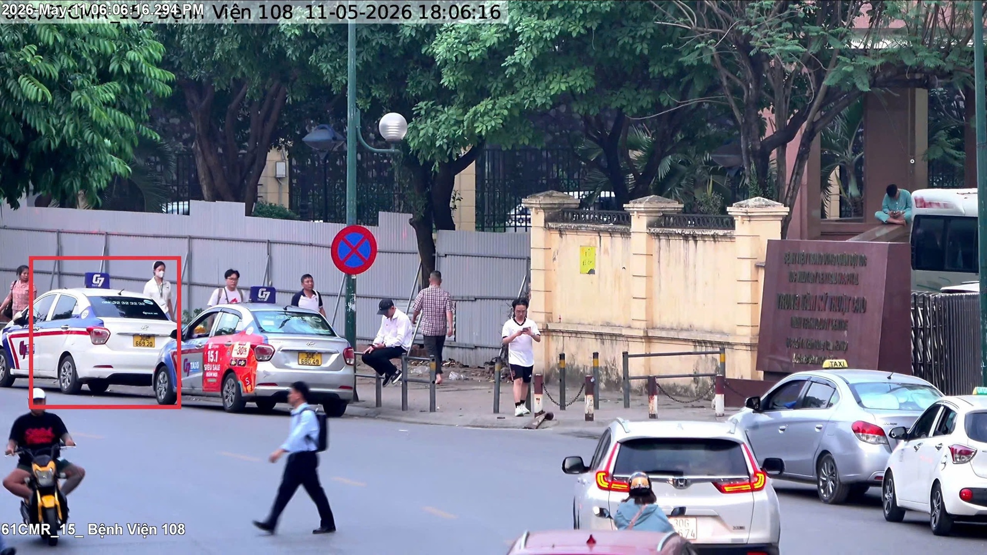 Trước Cổng 1A Bệnh viện 108, phường Hai Bà Trưng - Đỗ xe ô tô tại nơi có biển "Cấm dừng, đỗ xe"