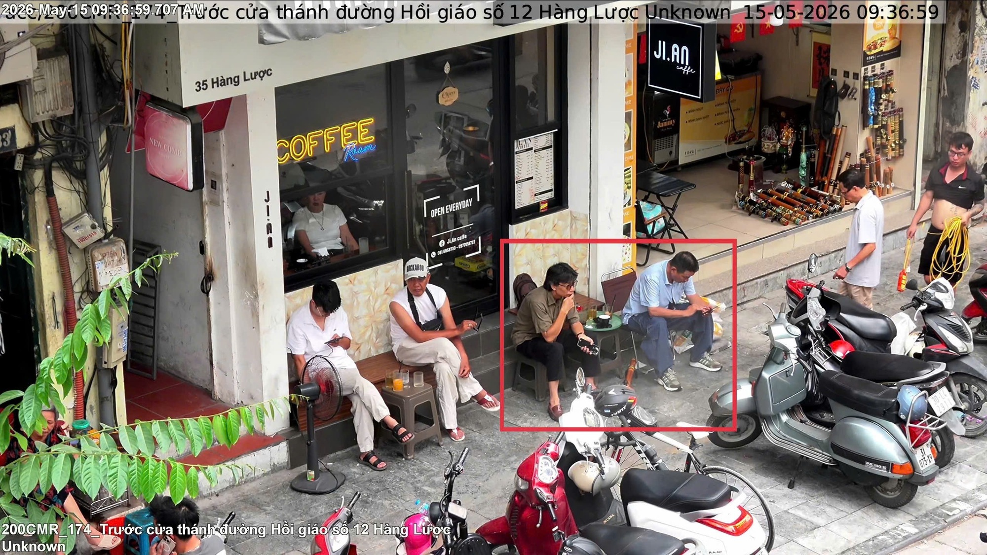 Trước 35 Hàng Lược, phường Hoàn Kiếm – Sử dụng trái phép vỉa hè kinh doanh dịch vụ ăn uống