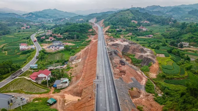 
Cao tốc Hữu Nghị - Chi Lăng qua Lạng Sơn sắp thông xe. Ảnh: Anh Duy
