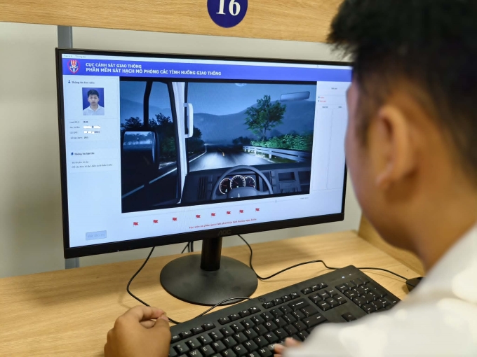 Thí sinh thi mô phỏng trong sát hạch lái xe tại Hà Nội hồi tháng 4/2026. Ảnh: Việt An