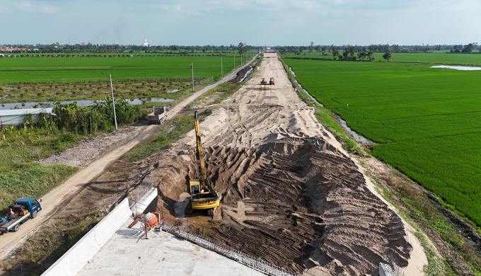 
Công trường cao tốc Châu Đốc - Cần Thơ - Sóc Trăng, đoạn qua xã Trường Xuân, TP Cần Thơ. Ảnh: An Bình
