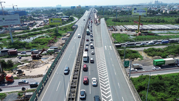 Dòng xe ùn ứ trên cao tốc TP HCM - Long Thành - Dầu Giây, hướng từ TP HCM sang Đồng Nai, sáng 13/6. Ảnh: Hạ Giang