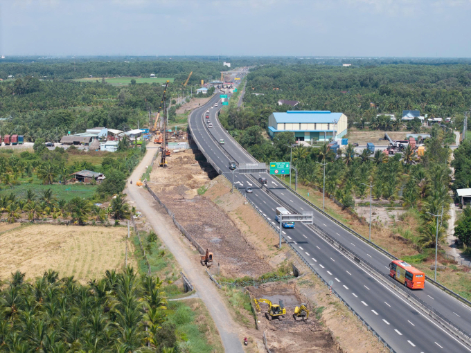 Máy móc thi công mở rộng cao tốc TP HCM - Trung Lương - Mỹ Thuận đầu tháng 6. Ảnh: Hoàng Nam