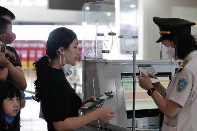 Hành khách làm thủ tục tại sân bay Nội Bài, tháng 6/2022. Ảnh: Ngọc Thành