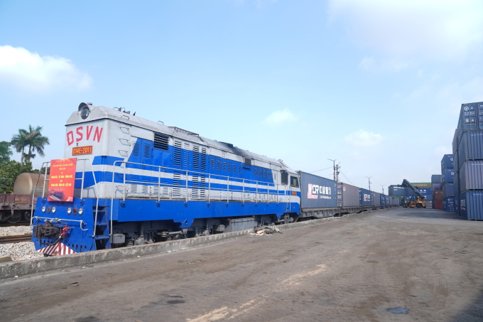 
Đoàn tàu chở hàng container liên vận quốc tế từ Thanh Hải (Trung Quốc) đến Việt Nam. Ảnh: VNR
