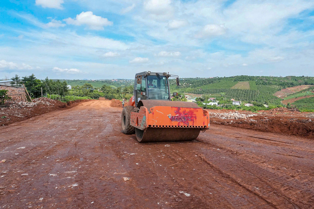 
Xe lu nền đường thi công cao tốc Bảo Lộc - Liên Khương. Ảnh: Xuân Hương
