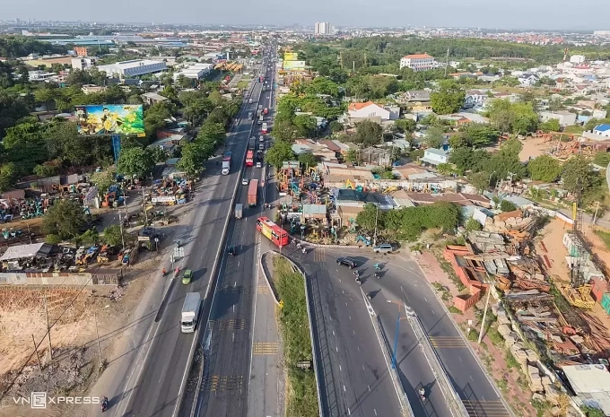 Đoạn "thắt cổ chai" qua Bình Dương (cũ) thuộc dự án mở rộng xa lộ Hà Nội và quốc lộ 1 do chậm tiến độ giải phóng mặt bằng nhiều năm. Ảnh: Quỳnh Trần