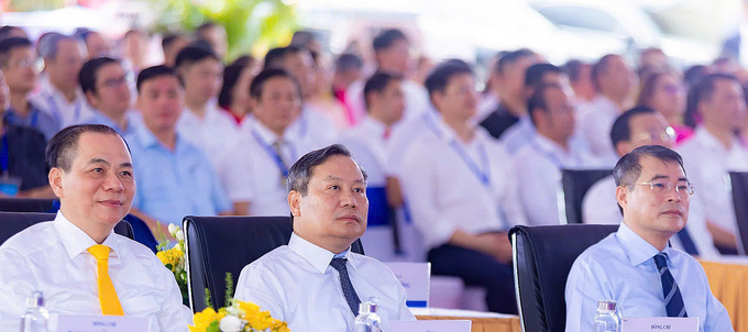 
Từ phải sang, Thủ tướng Lê Minh Hưng, Chủ tịch UBND TP Hà Nội Vũ Đại Thắng và ông Phạm Nhật Vượng, Chủ tịch Vingroup dự lễ khởi công sáng 22/6. Ảnh: UBND TP Hà Nội
