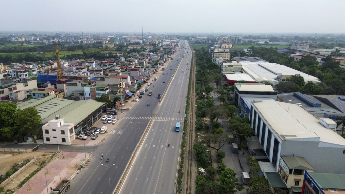 Hiện trạng quốc lộ 1 trước khi mở rộng lên 10 làn xe, có tuyến đường sắt quốc gia bên phải. Ảnh: Phạm Chiểu