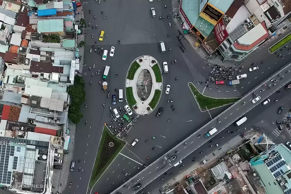 
Vòng xoay ở nút giao Lăng Cha Cả trước khi chỉnh trang. Ảnh: Thanh Tùng
