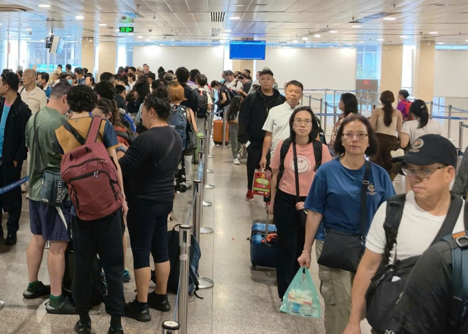 
Hành khách ở khu vực kiểm soát an ninh ga T1 sân bay Tân Sơn Nhất, ngày 31/5. Ảnh: Đình Văn
