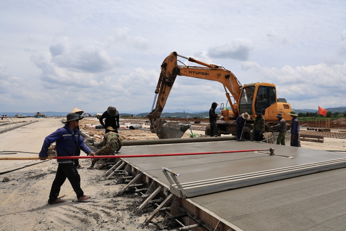 
Công nhân thực hiện cải tạo khu vực đường băng sân bay. Ảnh: Xuân Hương

