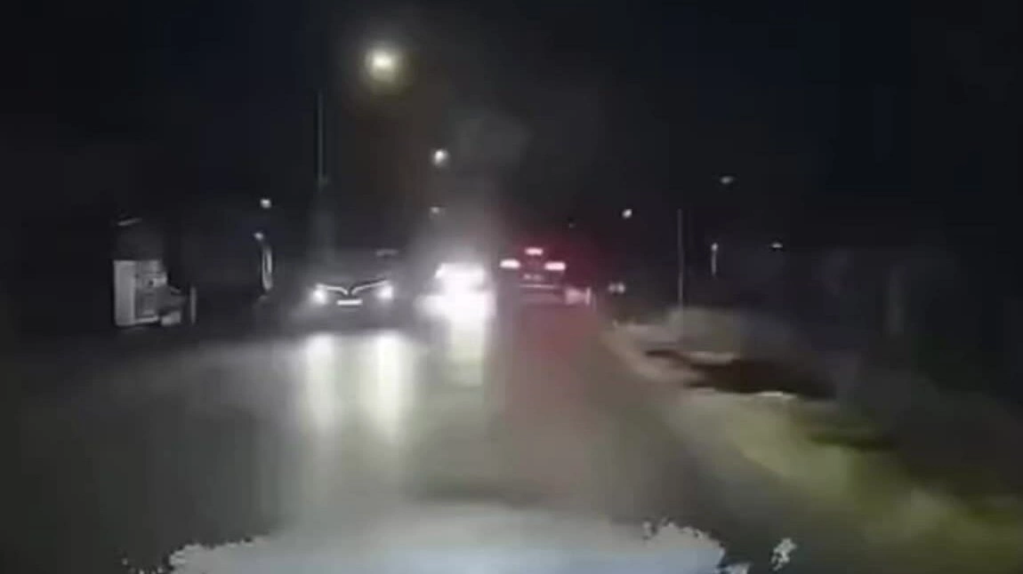 
Tài xế nháy đèn liên tục khi di chuyển trên đường. Video: Xuân Hoa
