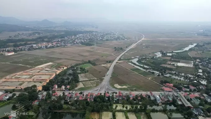 
Quốc lộ 45 tại xã Thiệu Hóa, vị trị giao cắt với đường nối cao tốc Bắc Nam hiện nay. Ảnh: Lê Hoàng
