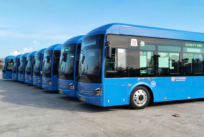 Dàn xe buýt điện mới thuộc tuyến số 73 chuẩn bị đưa vào khai thác. Ảnh: Hạ Giang