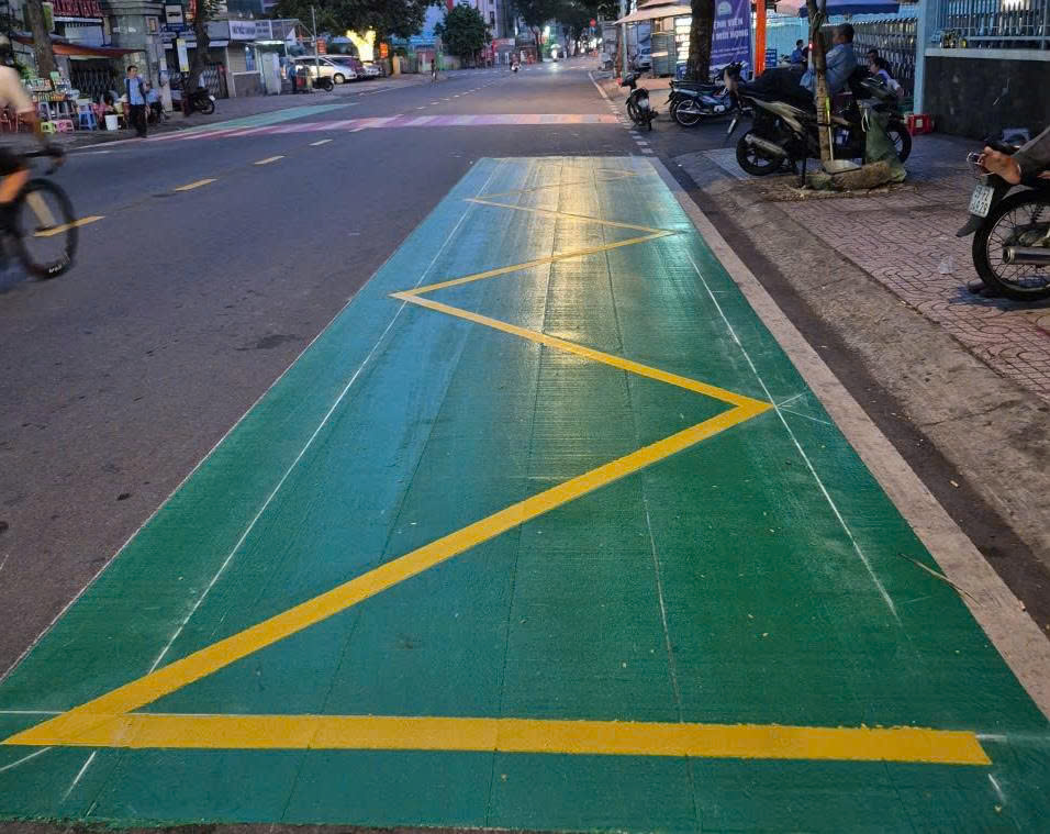 
Điểm dừng xe buýt trên đường Trần Quốc Thảo, quận 3 (cũ) sơn phản quang màu xanh. Ảnh: Hạ Giang

