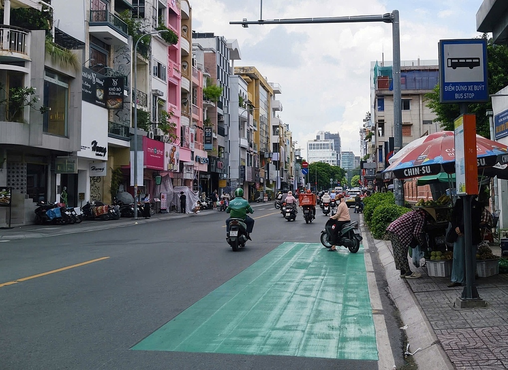 
Điểm dừng xe buýt trên đường Hai Bà Trưng được sơn phản quang màu xanh, ngày 24/6. Ảnh: Đình Văn
