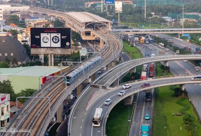 
Metro số 1 Bến Thành - Suối Tiên di chuyển trên xa lộ Hà Nội (đường Võ Nguyên Giáp). Ảnh: Quỳnh Trần
