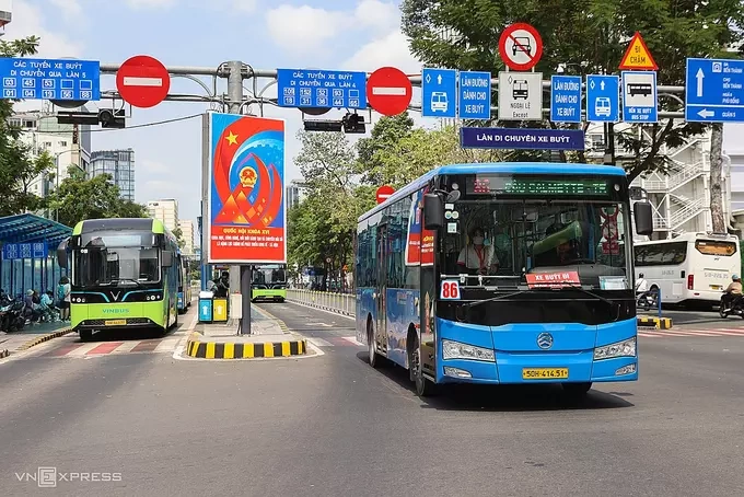 Xe buýt chạy ở trung tâm TP HCM, tháng 4/2026. Ảnh: Quỳnh Trần
