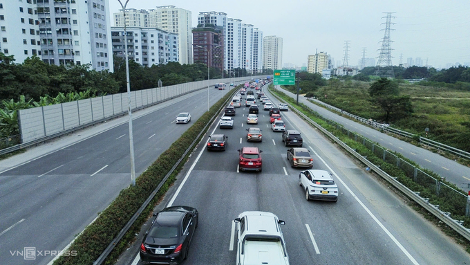 
Phương tiện lưu thông trên cao tốc Pháp Vân - Cầu Giẽ. Ảnh: Phạm Chiểu
