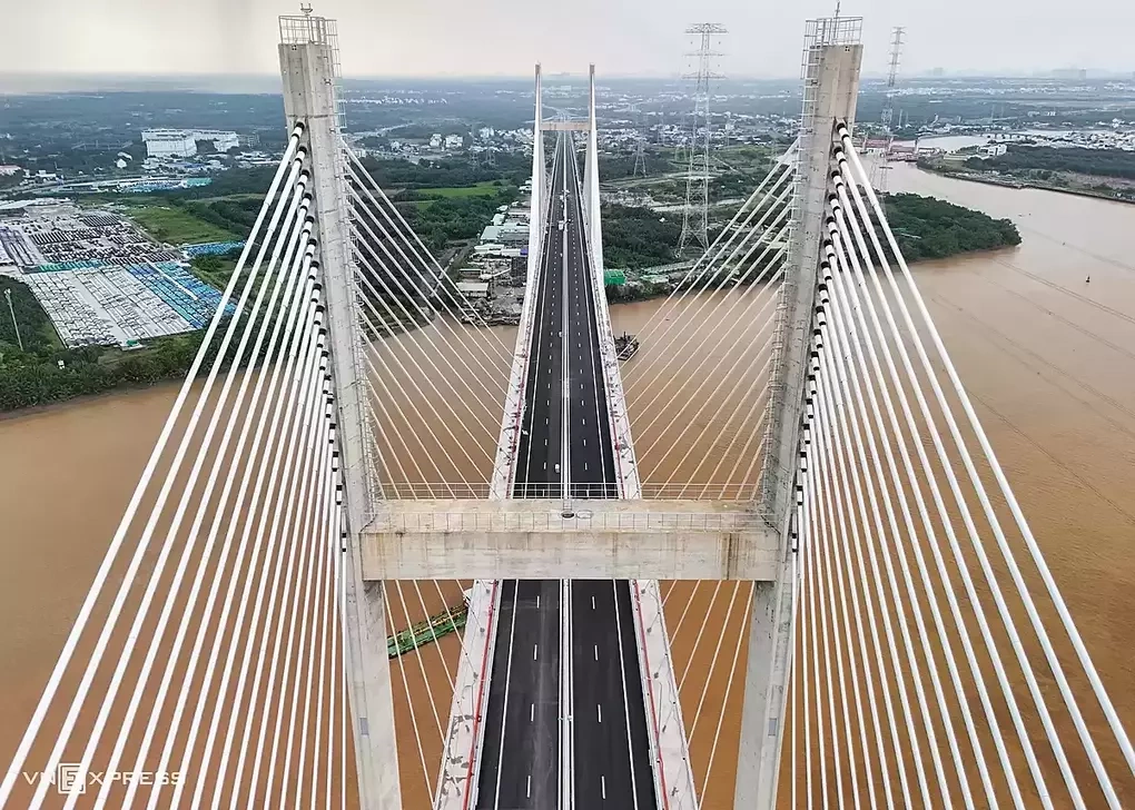 Hệ thống dây văng cầu Bình Khánh - công trình đã hoàn thành, đang chờ cầu Phước Khánh hoàn thiện để khai thác đồng bộ. Ảnh: Quỳnh Trần