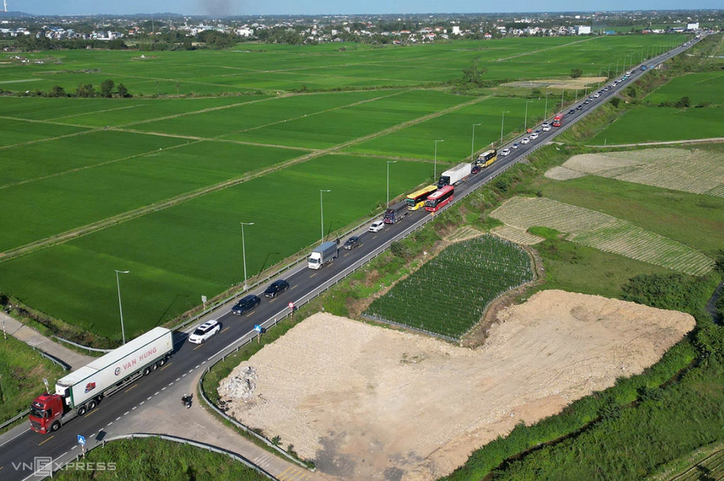 Đoạn đường dẫn vào cao tốc Đà Nẵng - Quảng Ngãi giao với quốc lộ 1 sẽ là điểm đầu của tuyến đường nối với đường ven biển. Ảnh: Phạm Linh